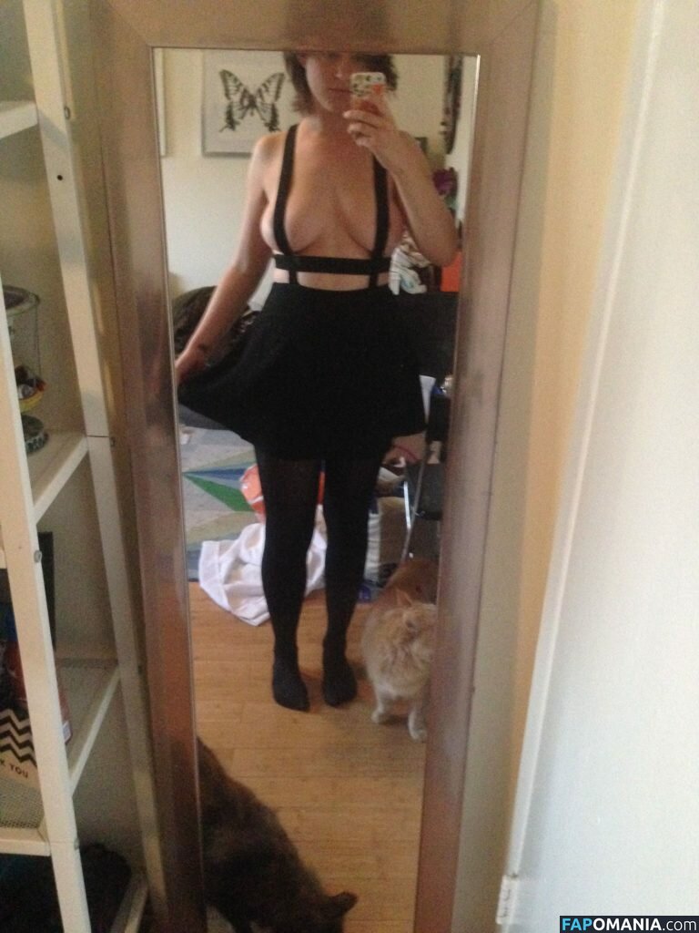 Allie Goertz Naken Läckta Foto #10
