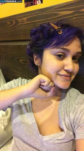 Ariela Barer Naken Läckta Foto #14