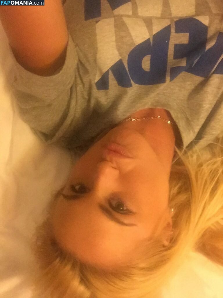 Carly Booth Naken Läckta Foto #45