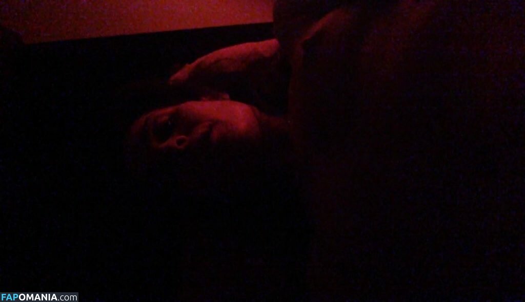 Carly Pope Naken Läckta Foto #7