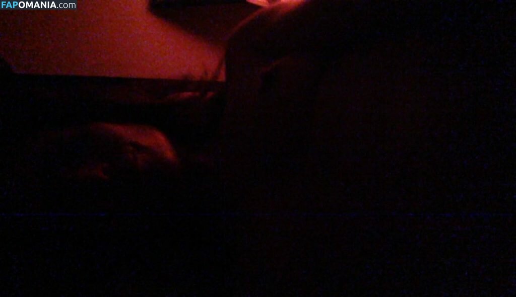 Carly Pope Naken Läckta Foto #8