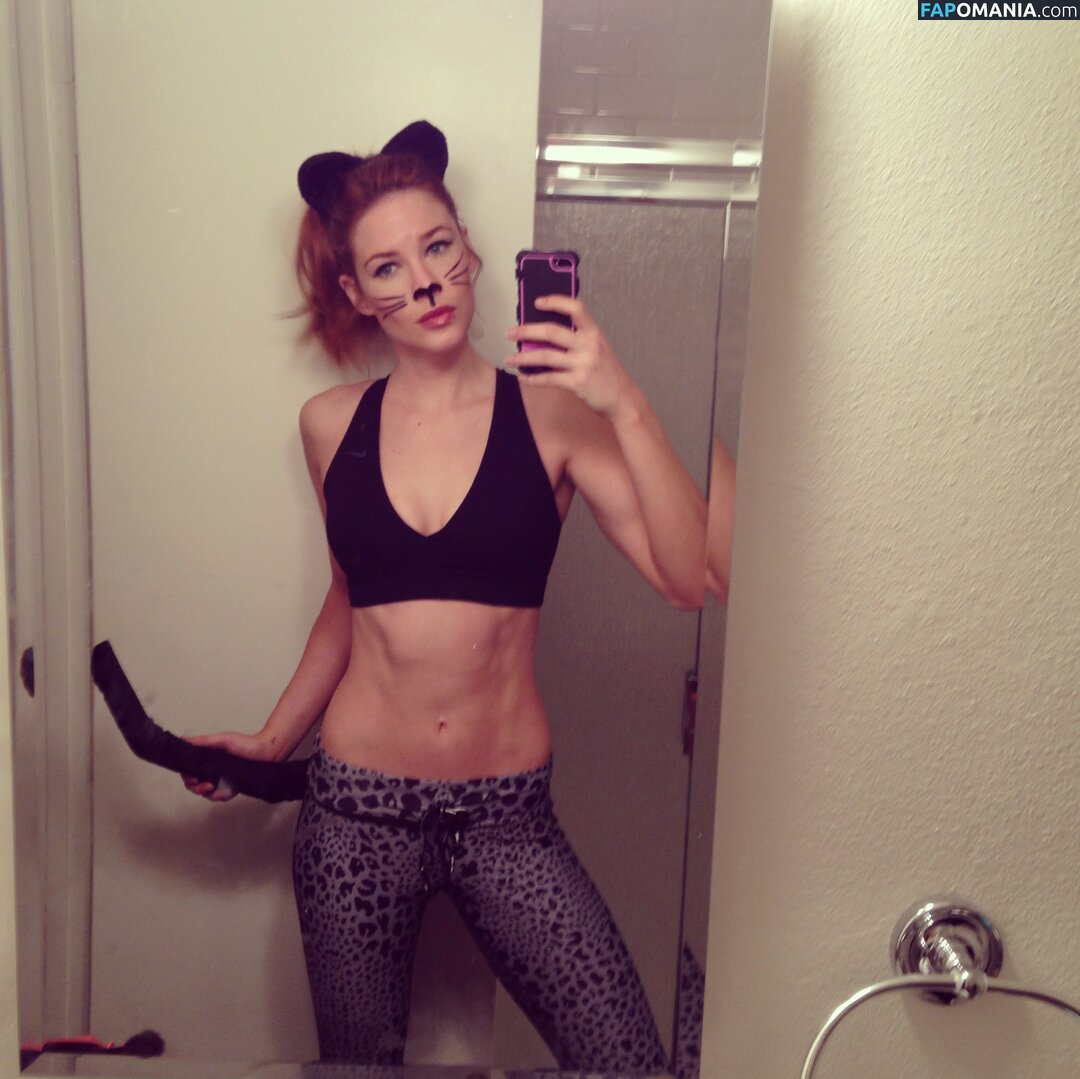 Courtney Hope Naken Läckta Foto #3