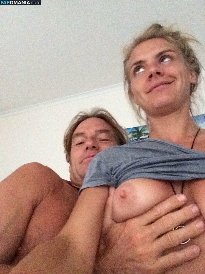 Eliza Coupe Naken Läckta Foto #2
