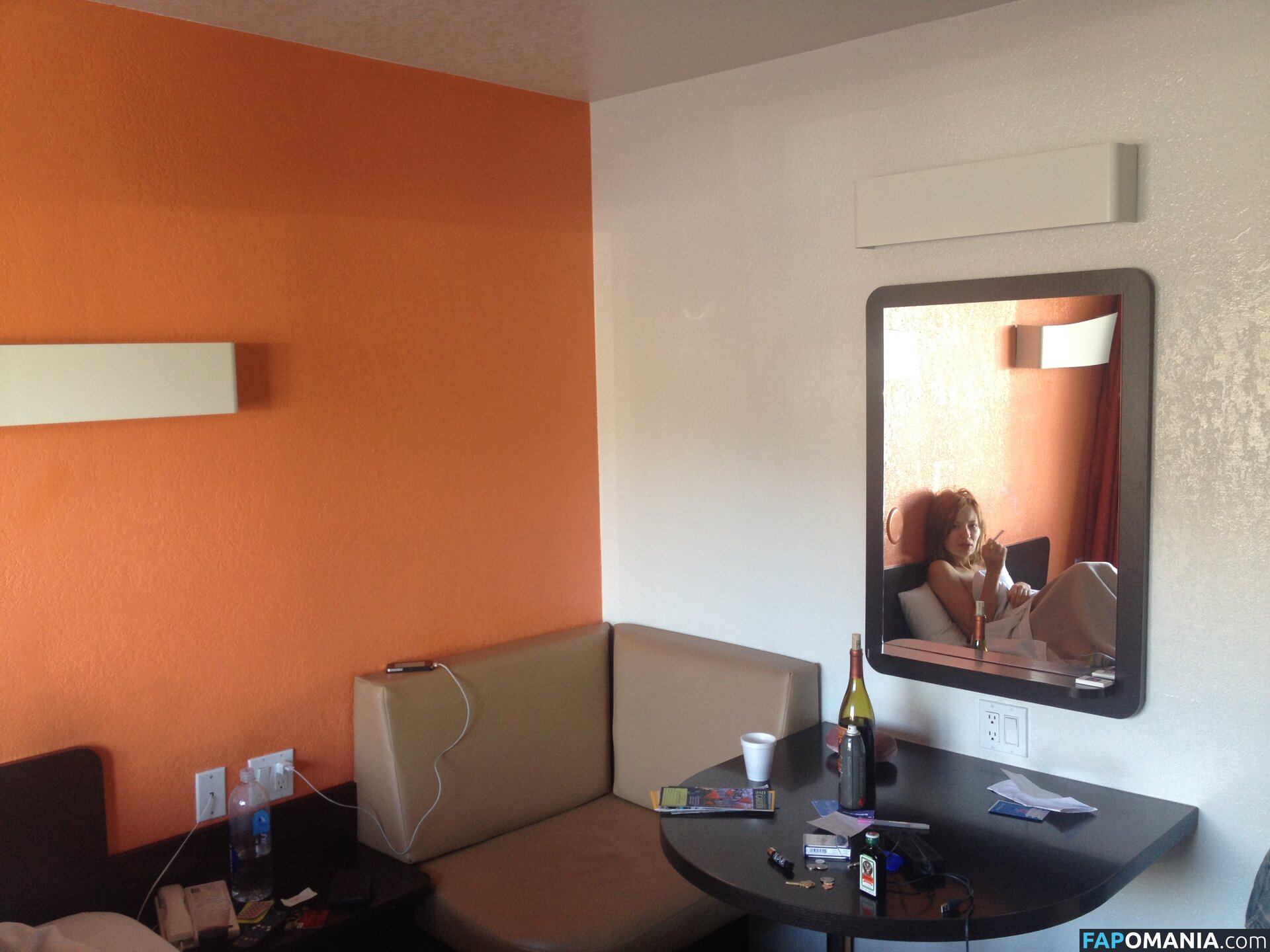 Emily Browning Naken Läckta Foto #4