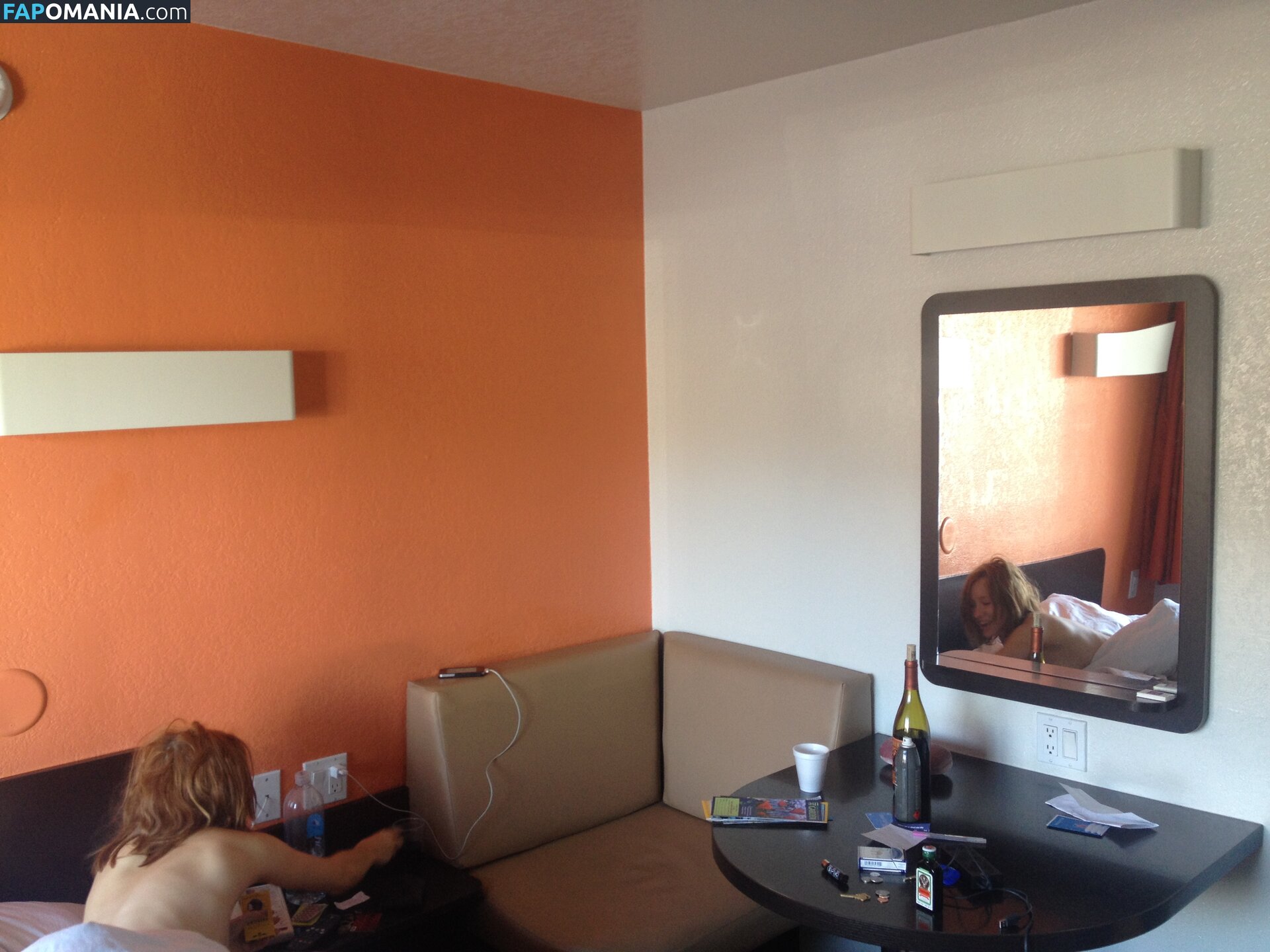 Emily Browning Naken Läckta Foto #5