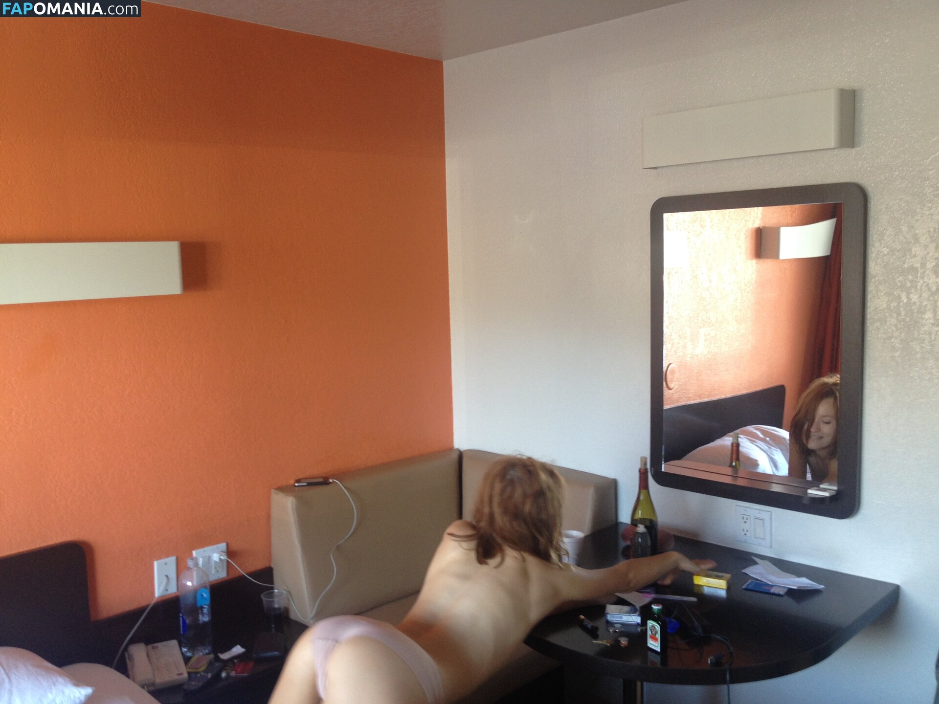 Emily Browning Naken Läckta Foto #8