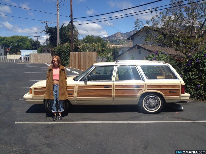 Emily Browning Naken Läckta Foto #25