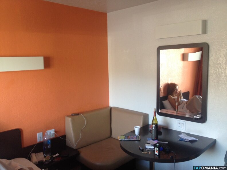 Emily Browning Naken Läckta Foto #28