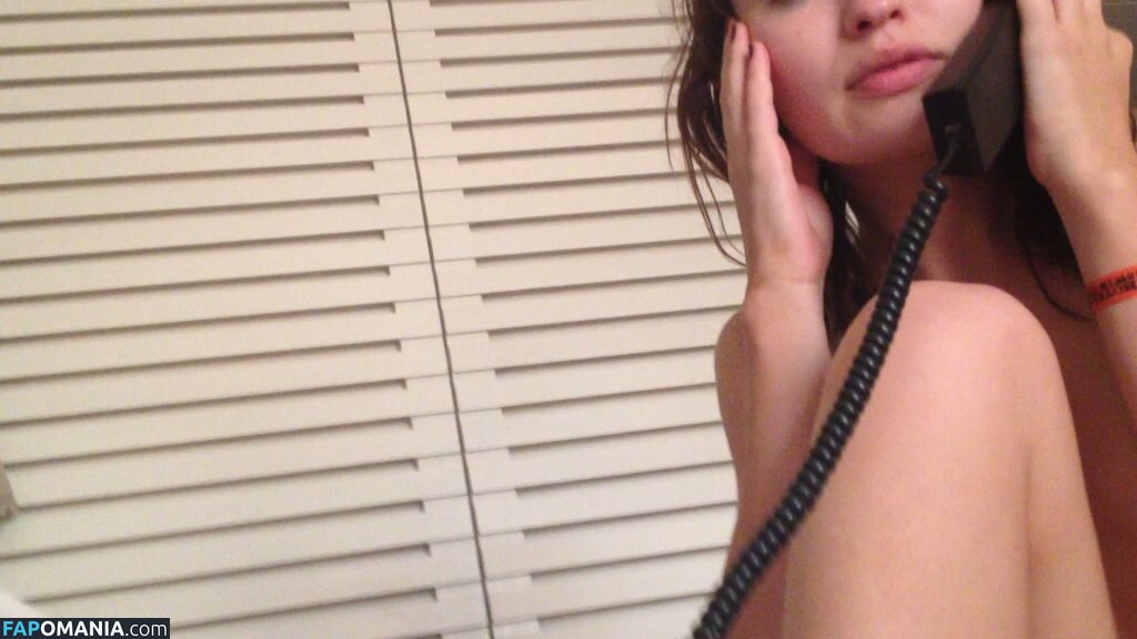 Emily Browning Naken Läckta Foto #40