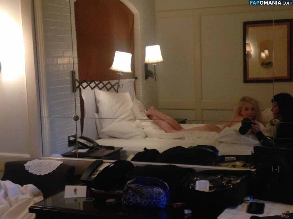 Emily Kinney Naken Läckta Foto #9