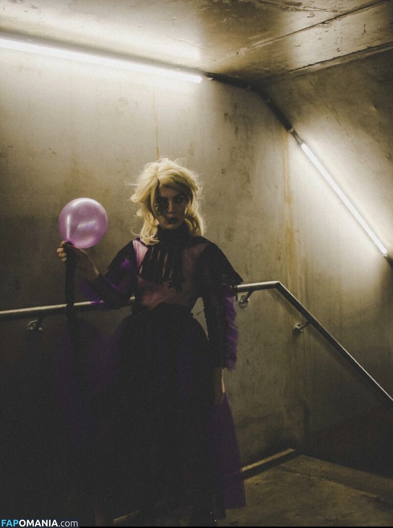 Izzy Phillips Naken Läckta Foto #16