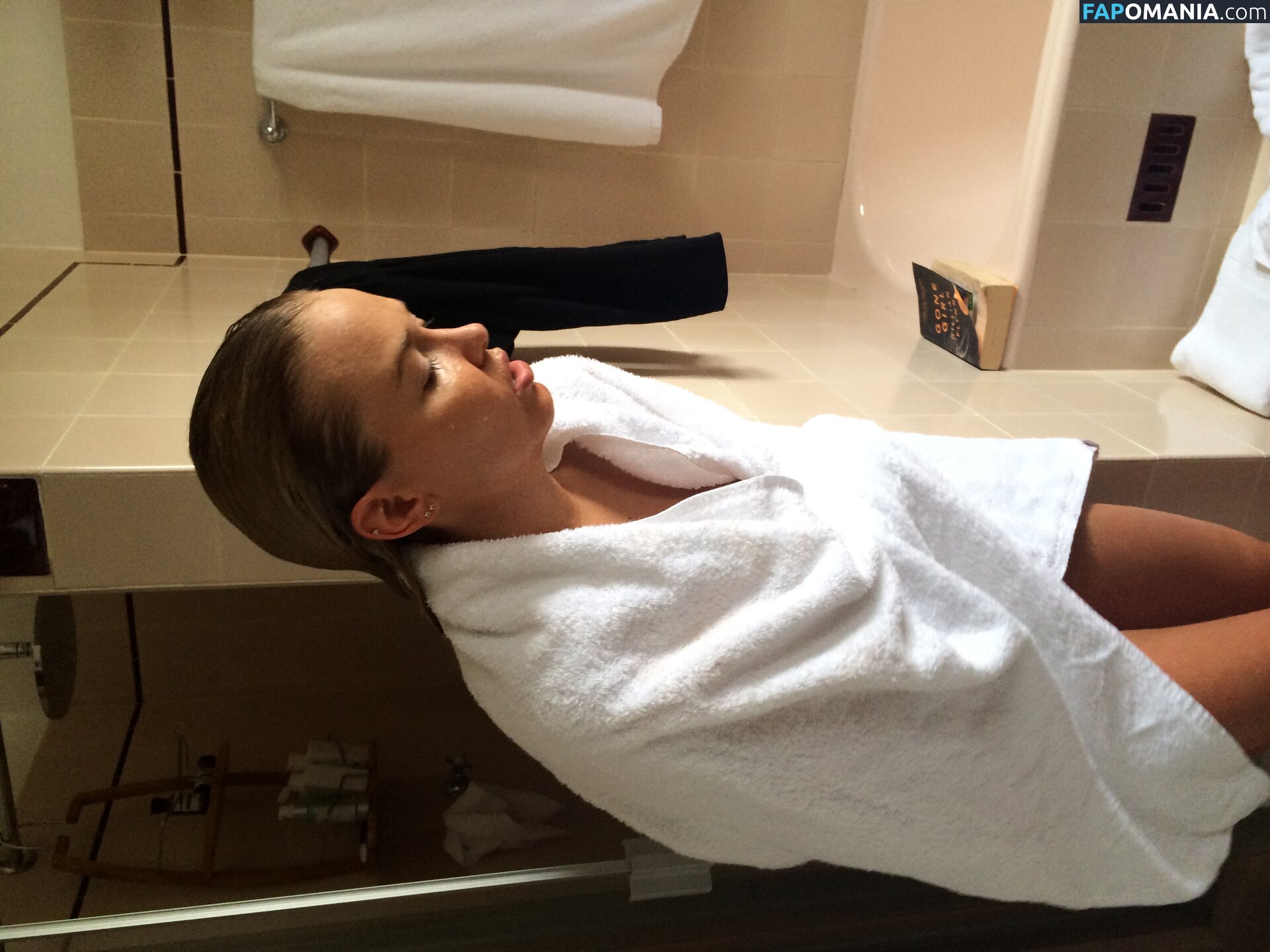 Lara Bingle Naken Läckta Foto #254