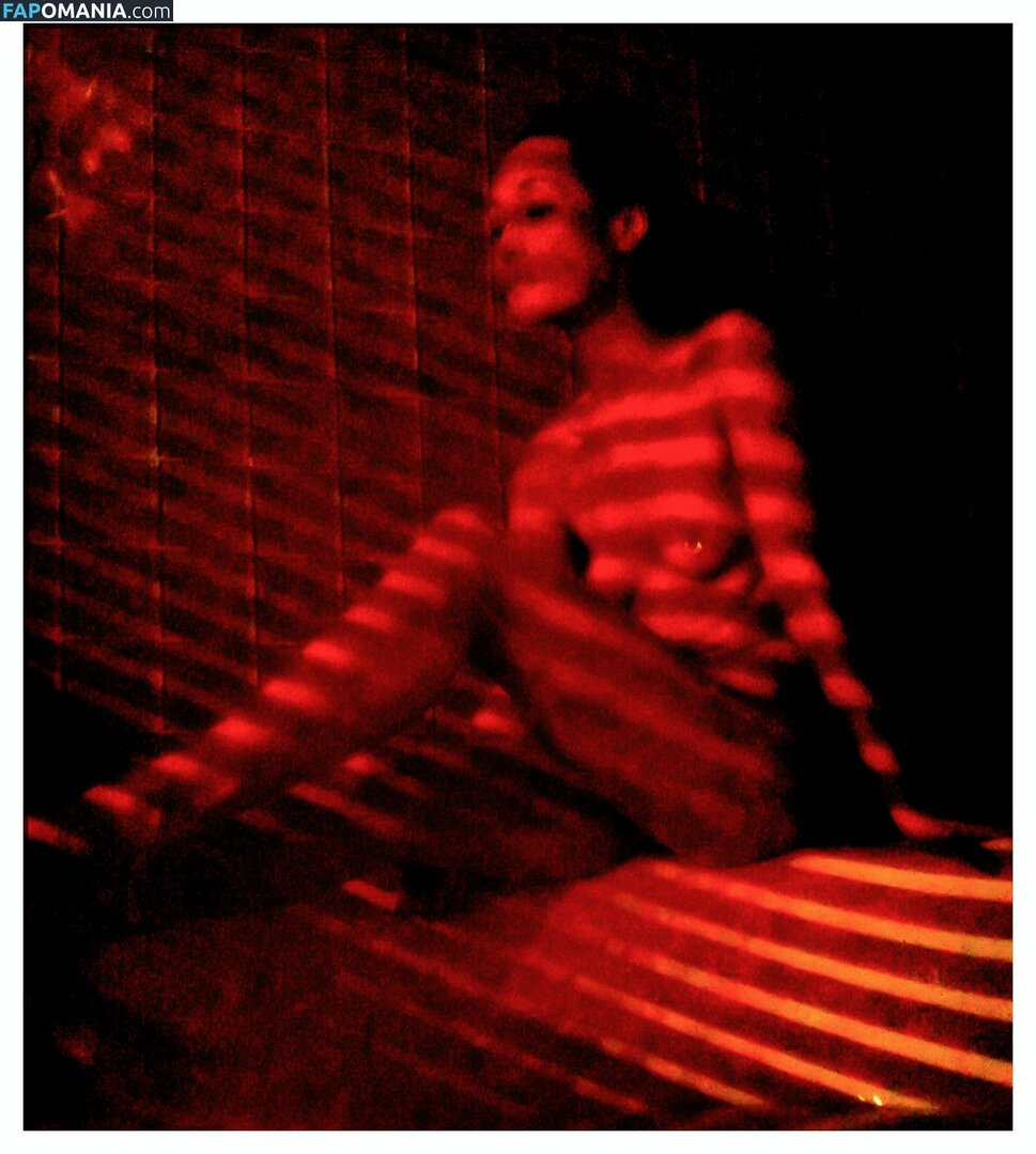 Maggie Q Naken Läckta Foto #5