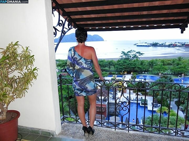 Serena Deeb Naken Läckta Foto #3