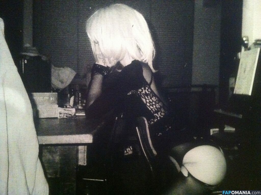 Suki Waterhouse Naken Läckta Foto #39