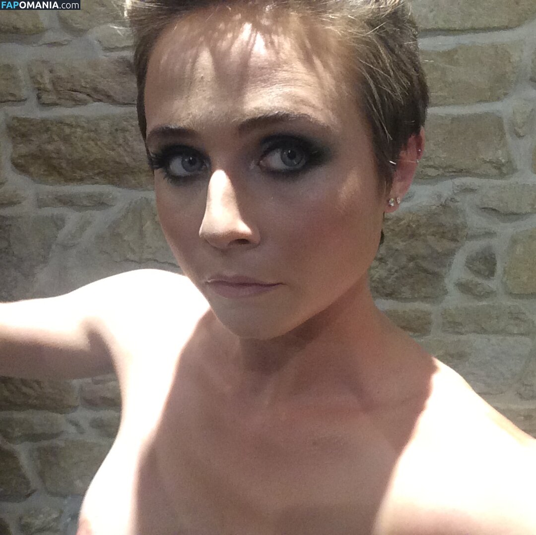 Tessa James Naken Läckta Foto #3