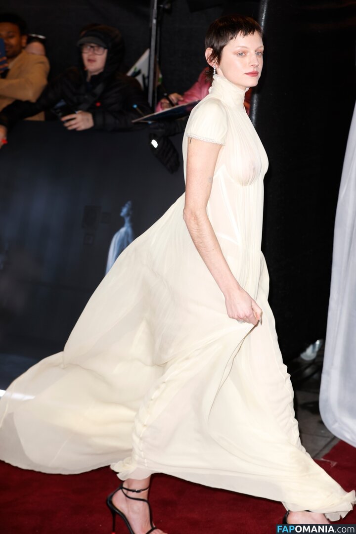 Emma Corrin / emmalouisecorrin Naken OnlyFans  Läckta Foto #4