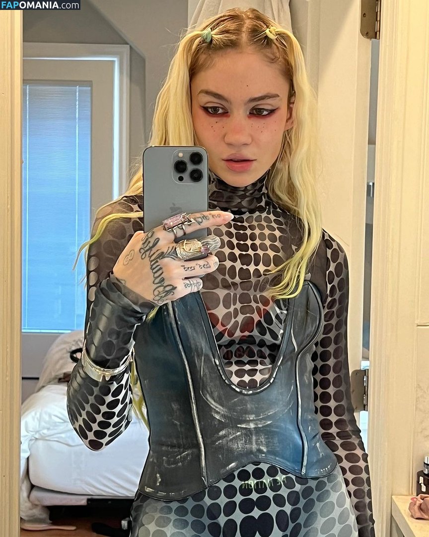 Grimes Naken OnlyFans  Läckta Foto #4