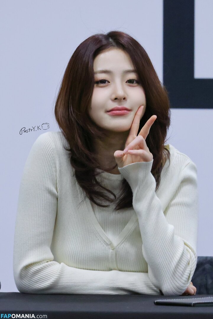 Huh Yunjin 허윤진 / LESSERAFIM / yunjin_lesserafims Naken OnlyFans  Läckta Foto #4