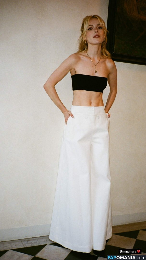 AdventuresSabrina / Kiernan Shipka / kiernanshipka Naken OnlyFans  Läckta Foto #86