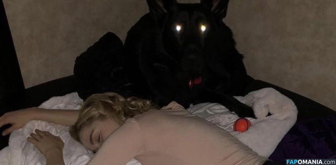 AdventuresSabrina / Kiernan Shipka / kiernanshipka Naken OnlyFans  Läckta Foto #363