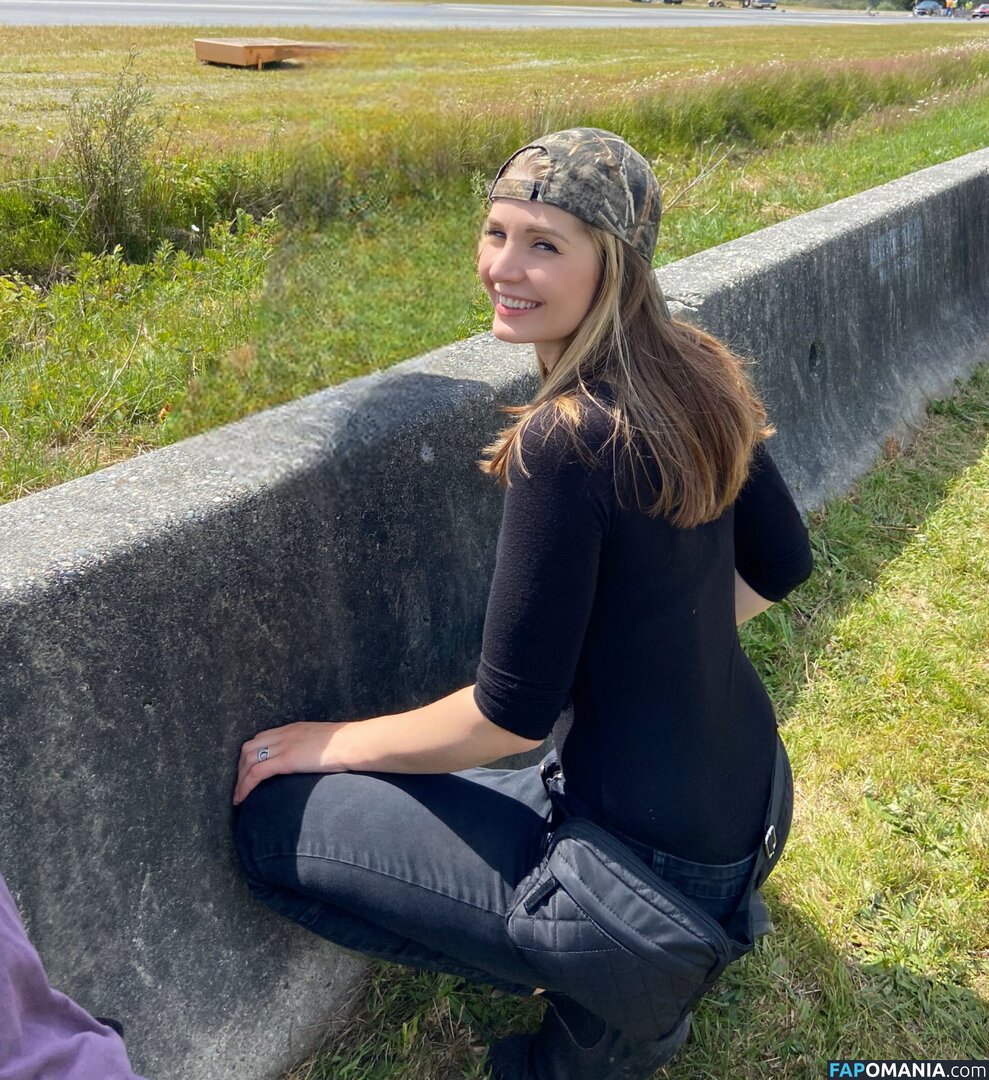 Lauren Southern Naken Läckta Foto #3