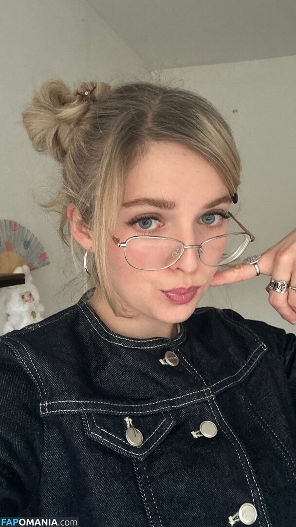 37521291 / Meg Mills / carecharmer Naken OnlyFans  Läckta Foto #2