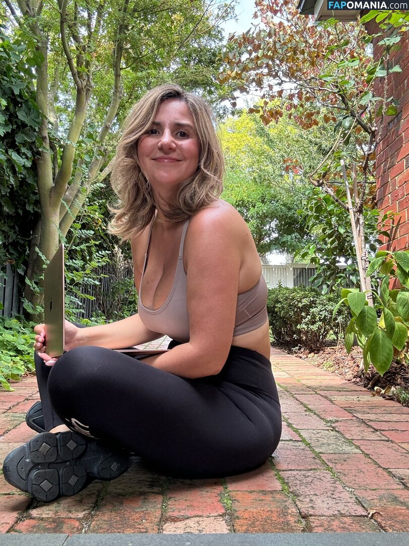 MILF Online Accountant / Miriam Holme / miriamholme Naken OnlyFans  Läckta Foto #20