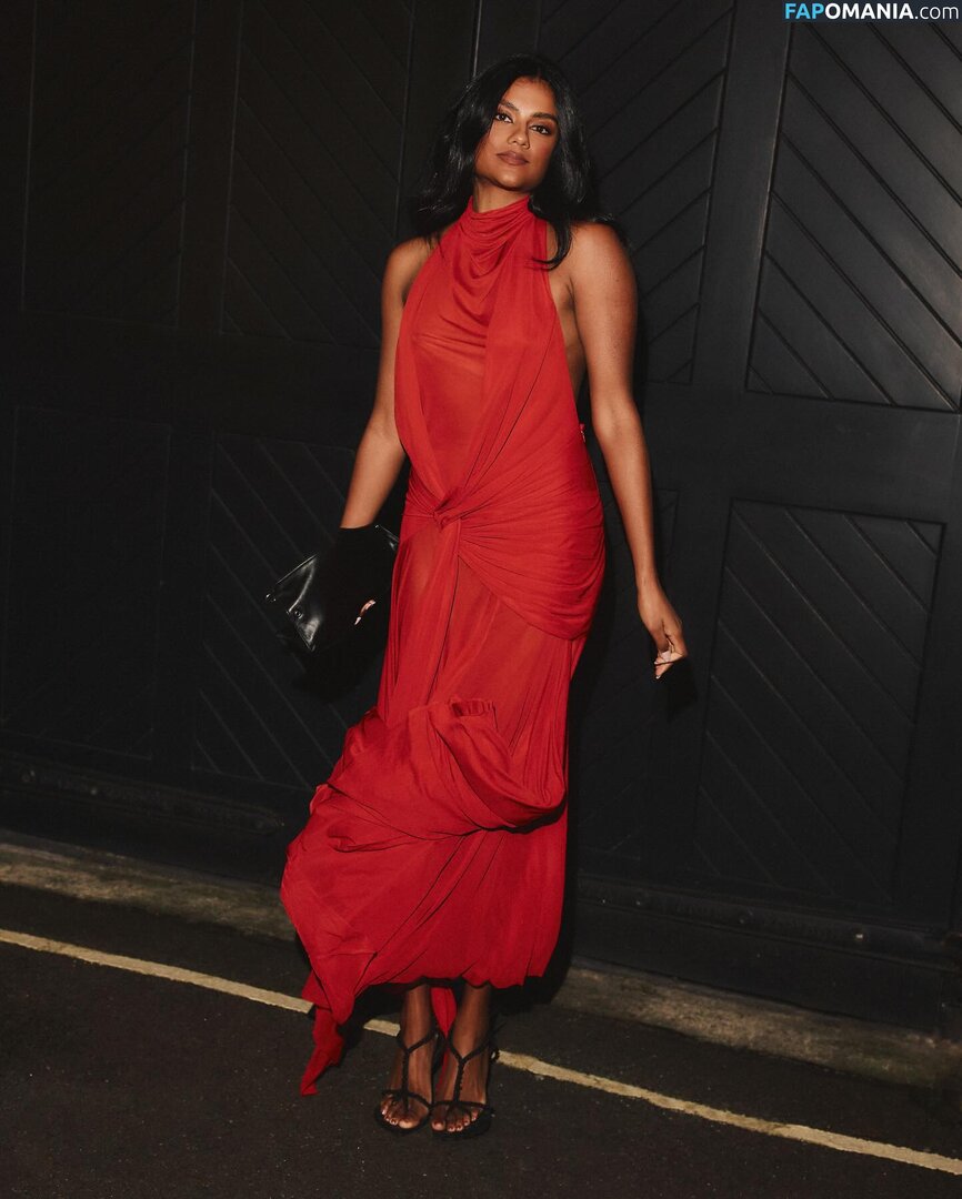 Simone Ashley / simoneashley Naken OnlyFans  Läckta Foto #1