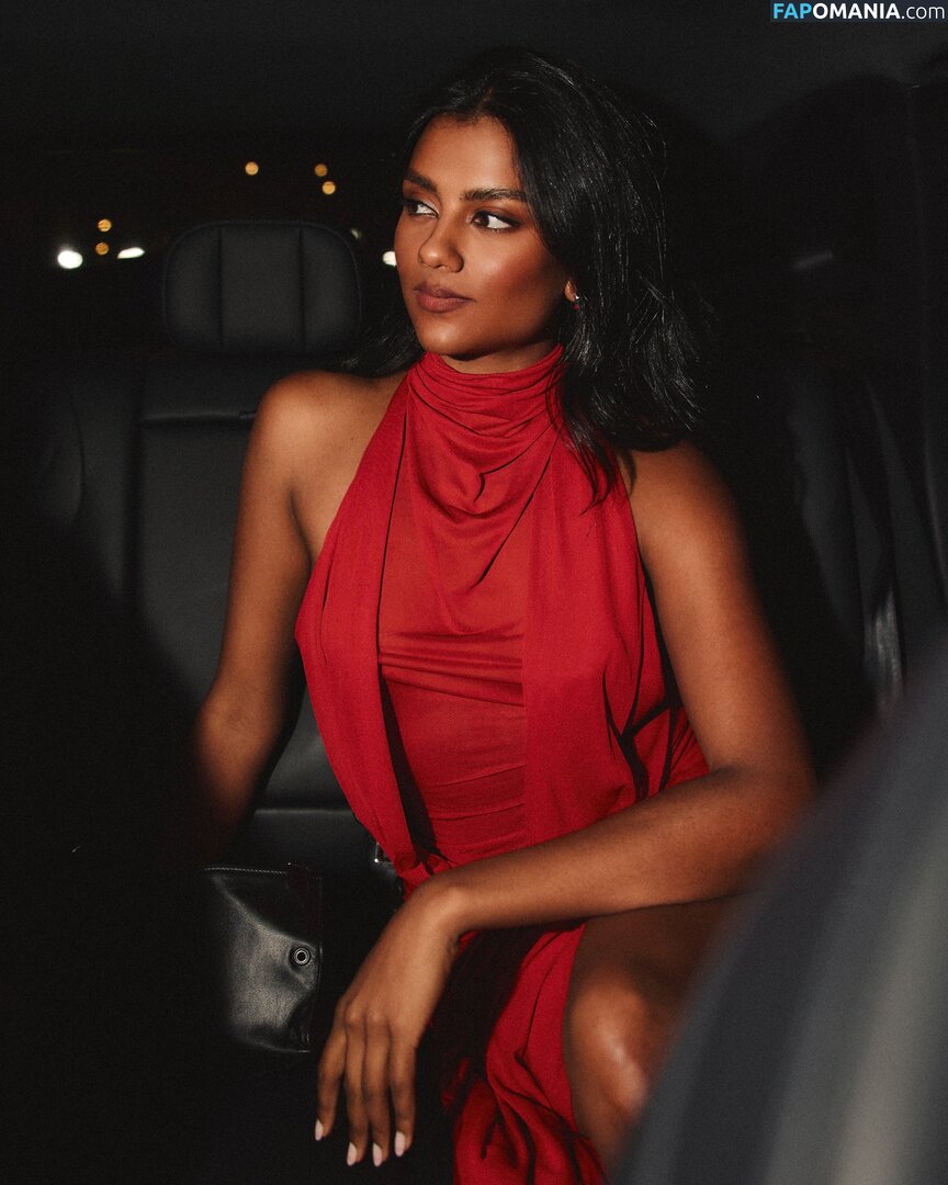 Simone Ashley / simoneashley Naken OnlyFans  Läckta Foto #7