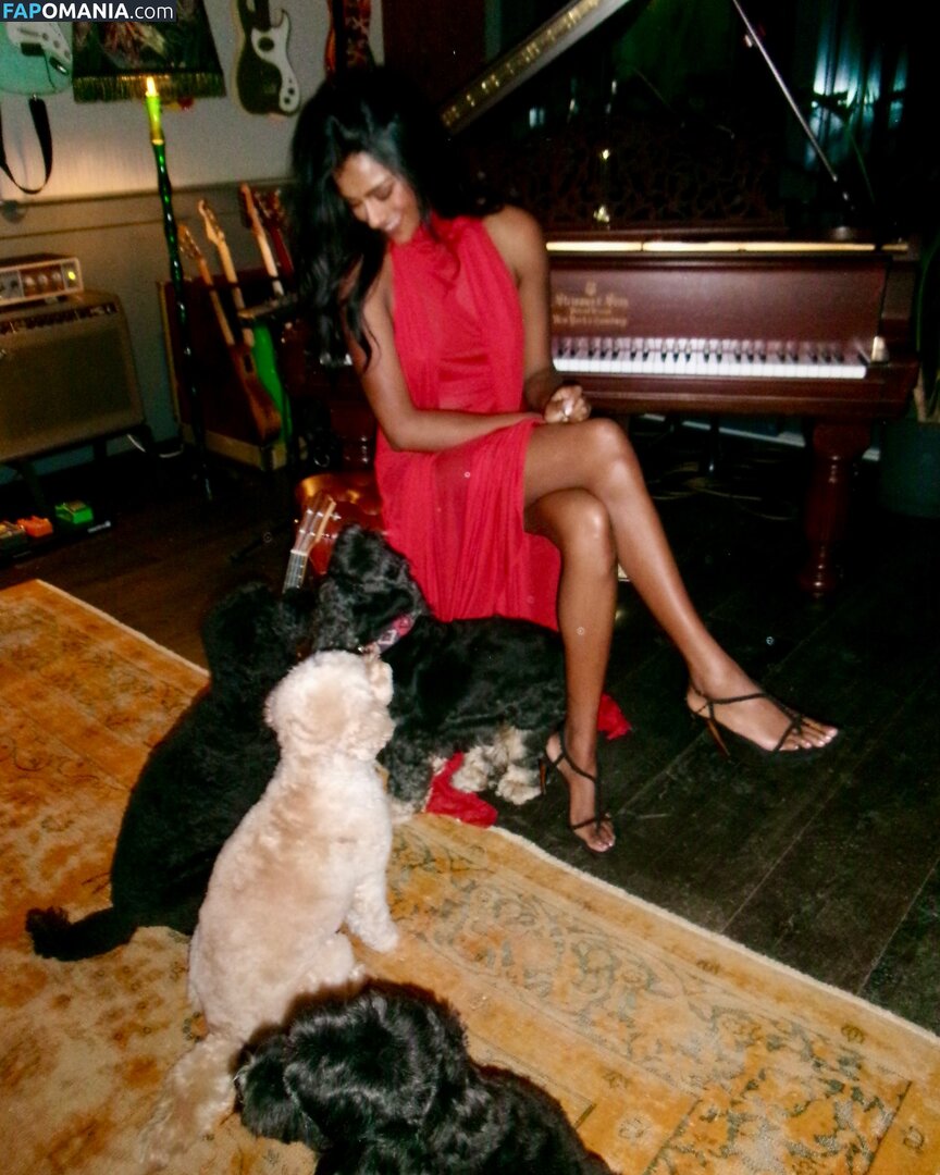 Simone Ashley / simoneashley Naken OnlyFans  Läckta Foto #8