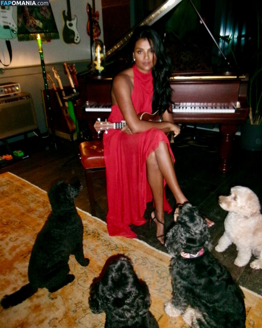 Simone Ashley / simoneashley Naken OnlyFans  Läckta Foto #9