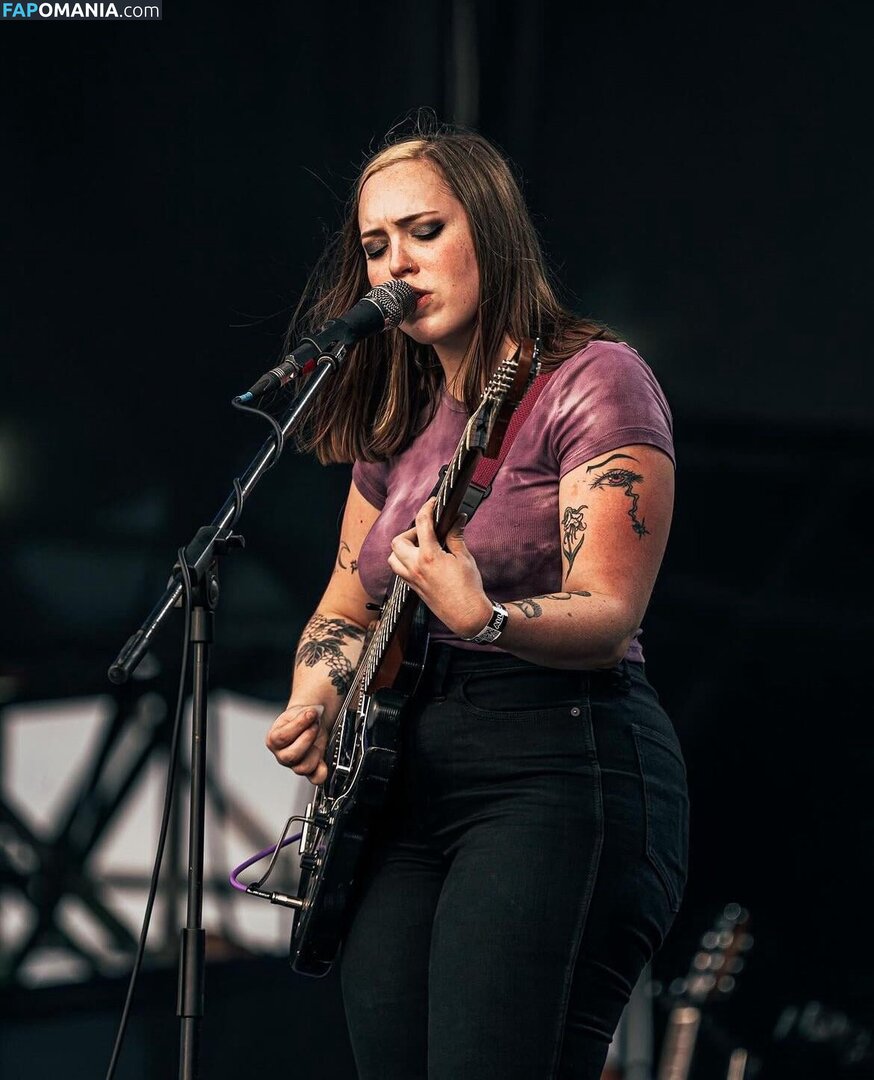 Soccer Mommy / Sophia Allison / soccermommyband Naken OnlyFans  Läckta Foto #1
