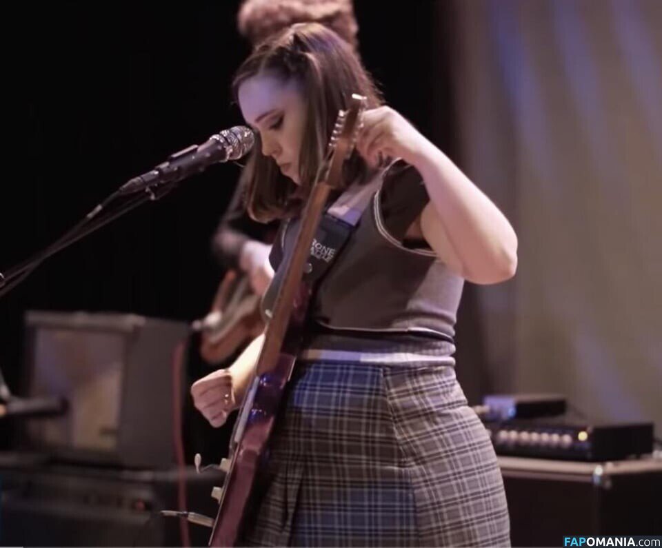 Soccer Mommy / Sophia Allison / soccermommyband Naken OnlyFans  Läckta Foto #3
